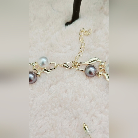 Exquisite necklace Three Tones Pearls and earrings set Over Golden Setting - Picture 7 of 9